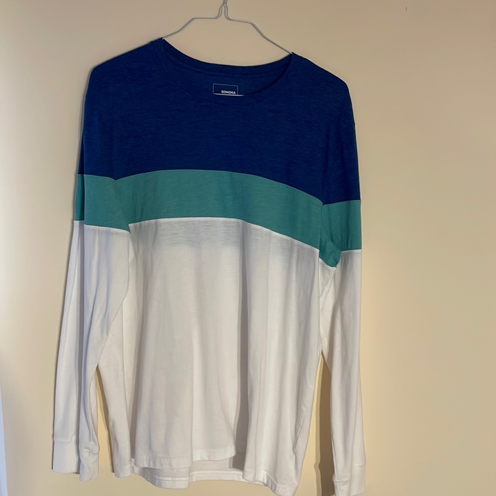 Long sleeve casual tee.
